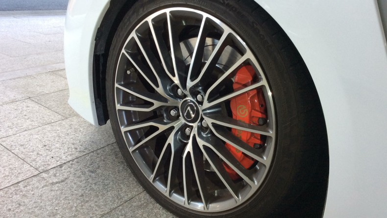 タイヤホイール前