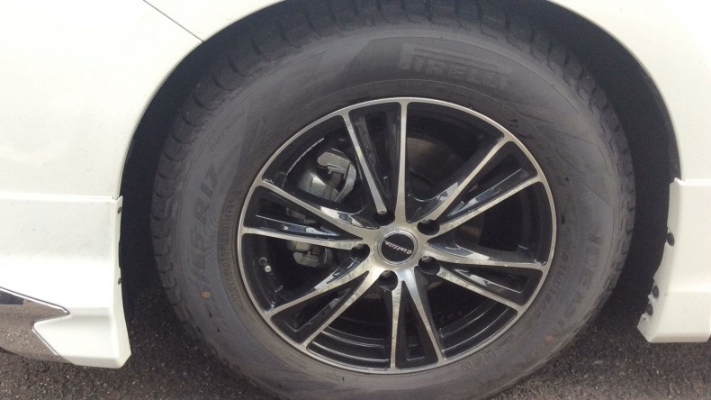 タイヤホイール前