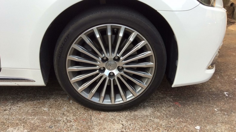 タイヤホイール前