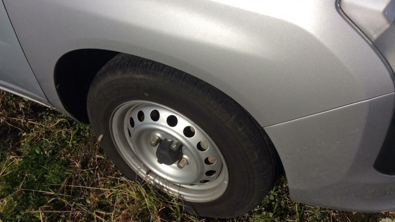 タイヤホイール前