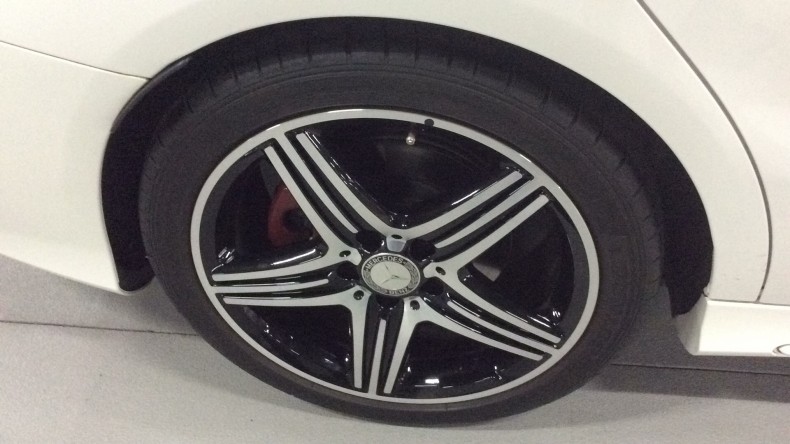 タイヤホイール前