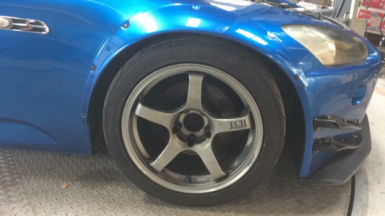 タイヤホイール前