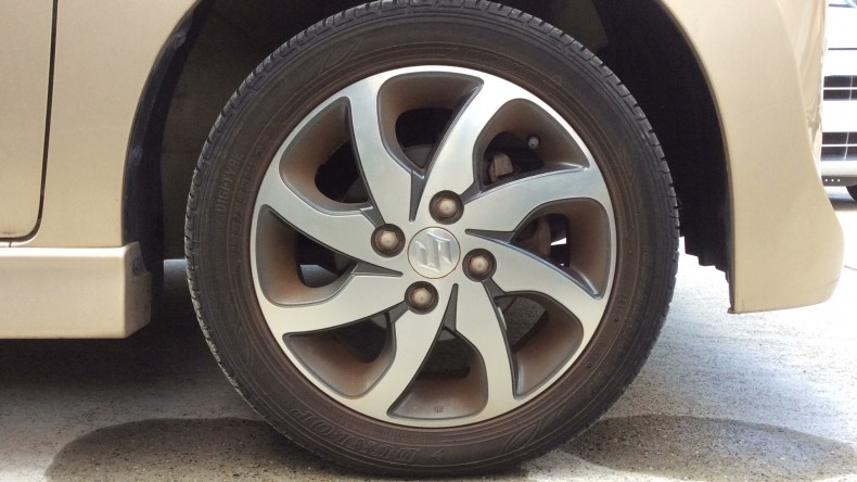 タイヤホイール前