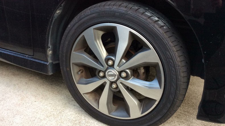 タイヤホイール前