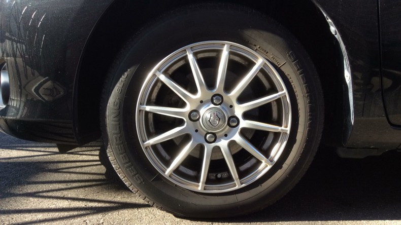 タイヤホイール前