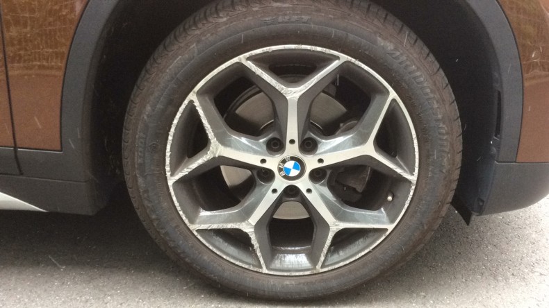 タイヤホイール前