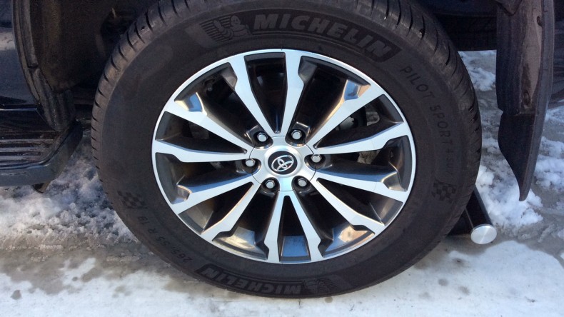 タイヤホイール前