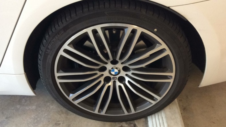 タイヤホイール前