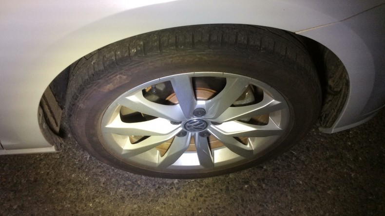 タイヤホイール前