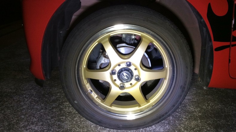 タイヤホイール前