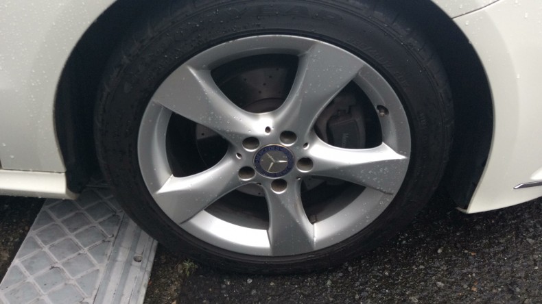 タイヤホイール前