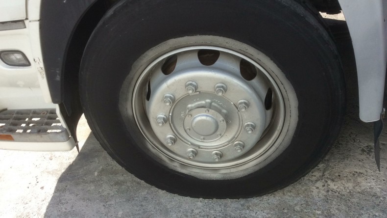 タイヤホイール前