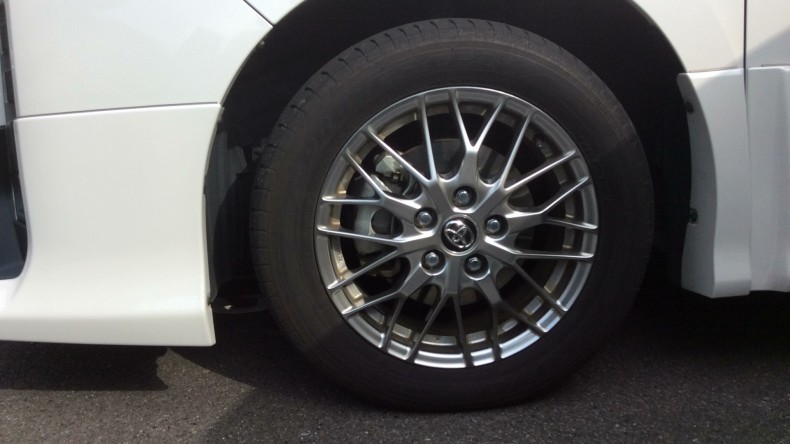 タイヤホイール前