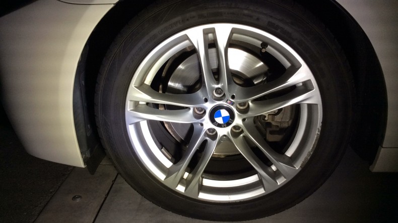 タイヤホイール前