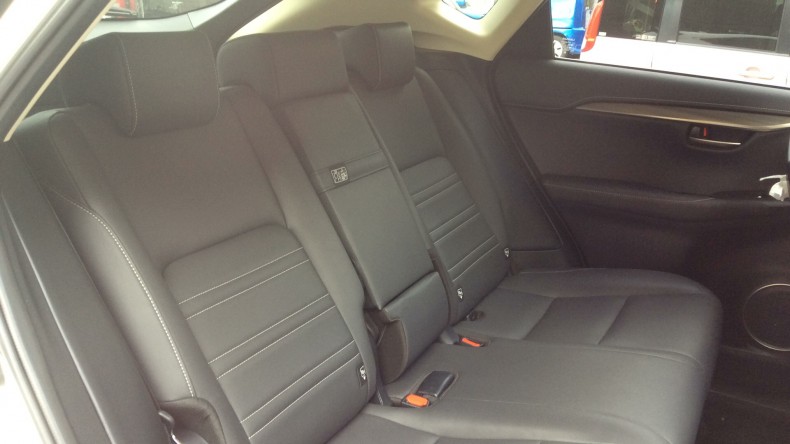 内装後方シート