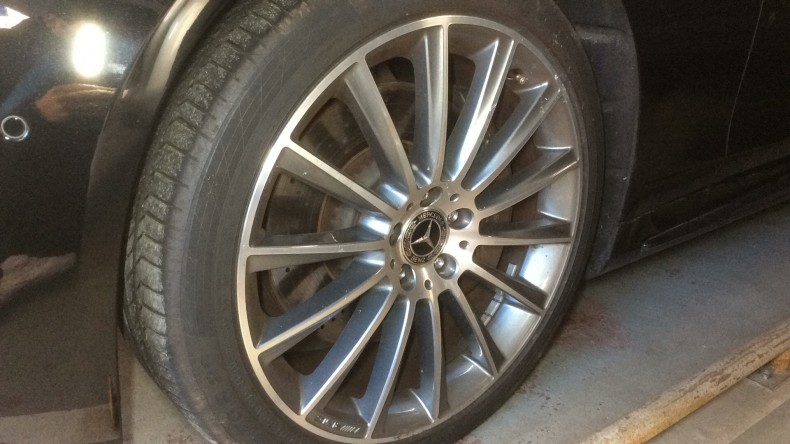 タイヤホイール前