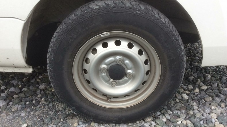タイヤホイール前