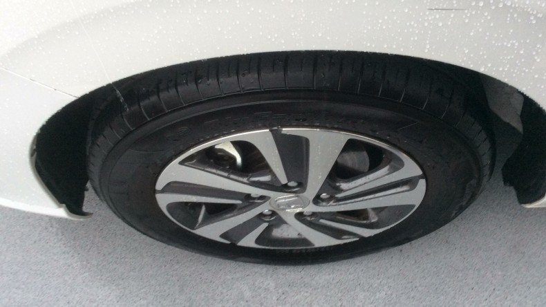 タイヤホイール前