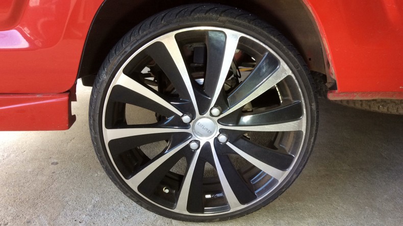 タイヤホイール前