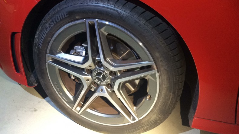 タイヤホイール前