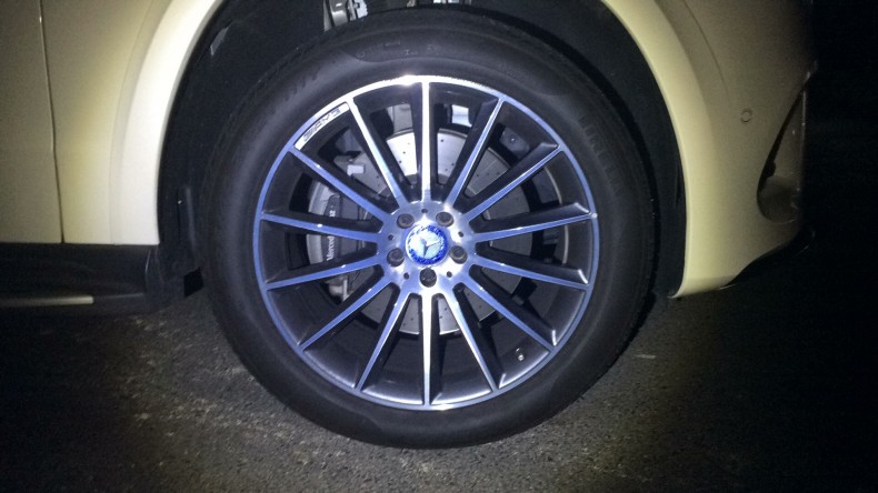 タイヤホイール前