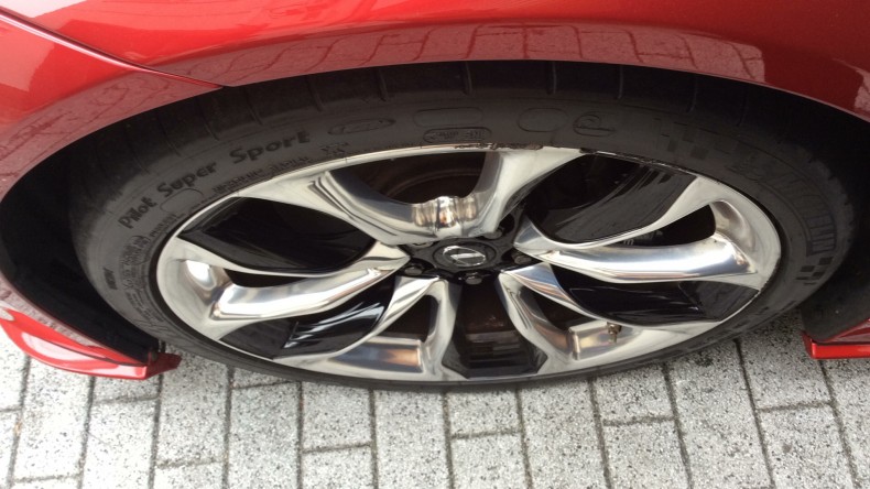 タイヤホイール前