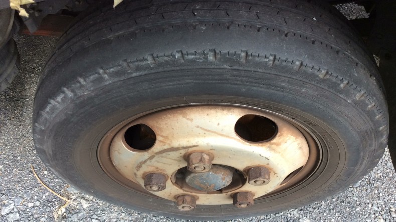 タイヤホイール前