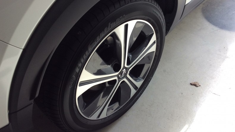 タイヤホイール前