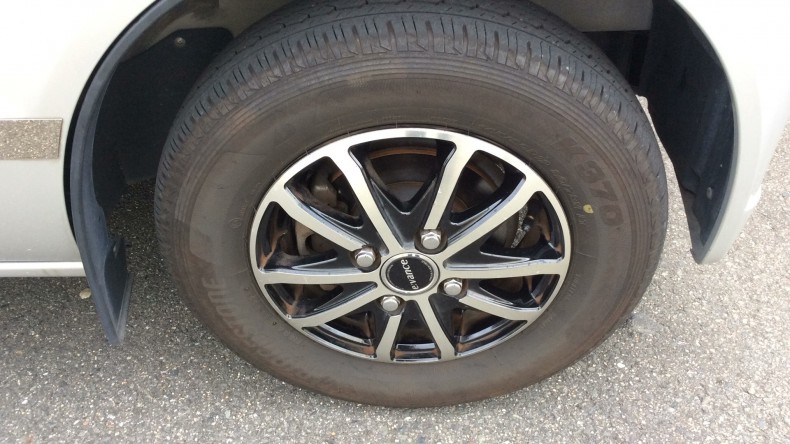 タイヤホイール前