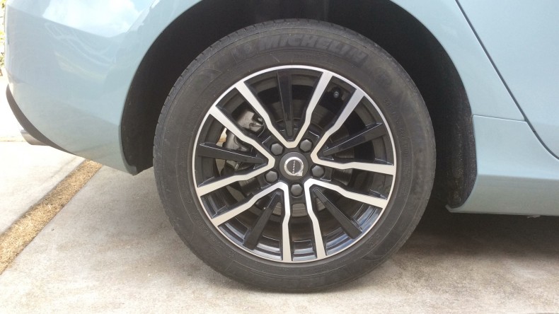 タイヤホイール前