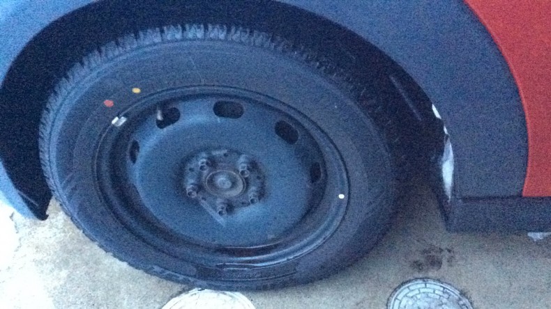 タイヤホイール前