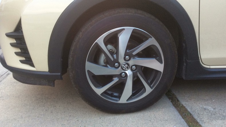 タイヤホイール前