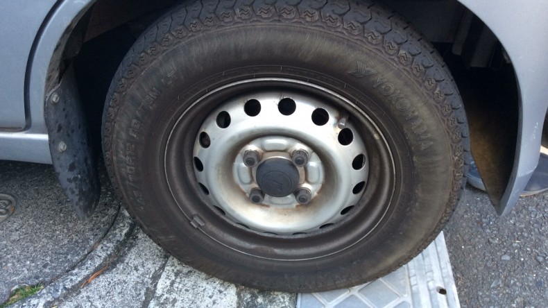 タイヤホイール前