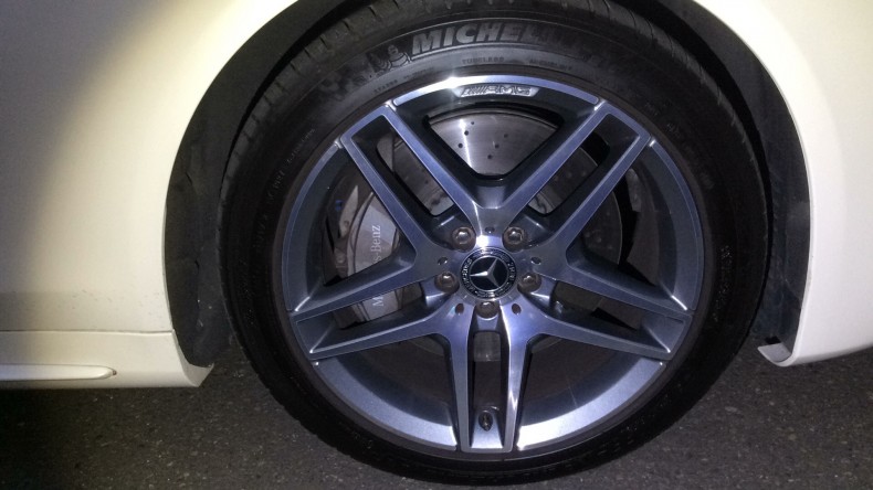 タイヤホイール前