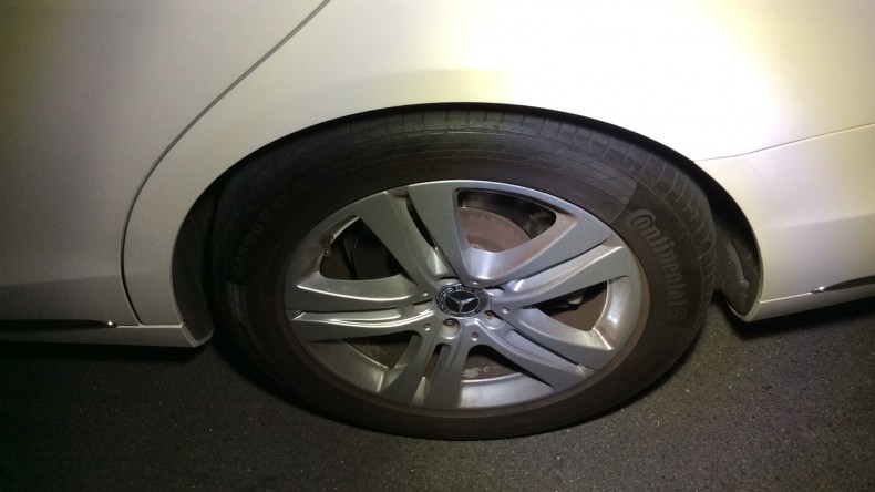 タイヤホイール前