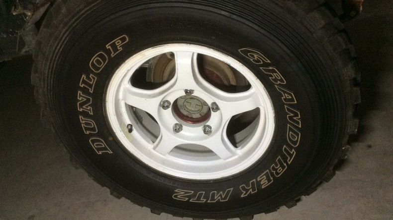 タイヤホイール前