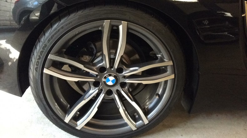 タイヤホイール前