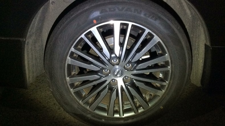 タイヤホイール前