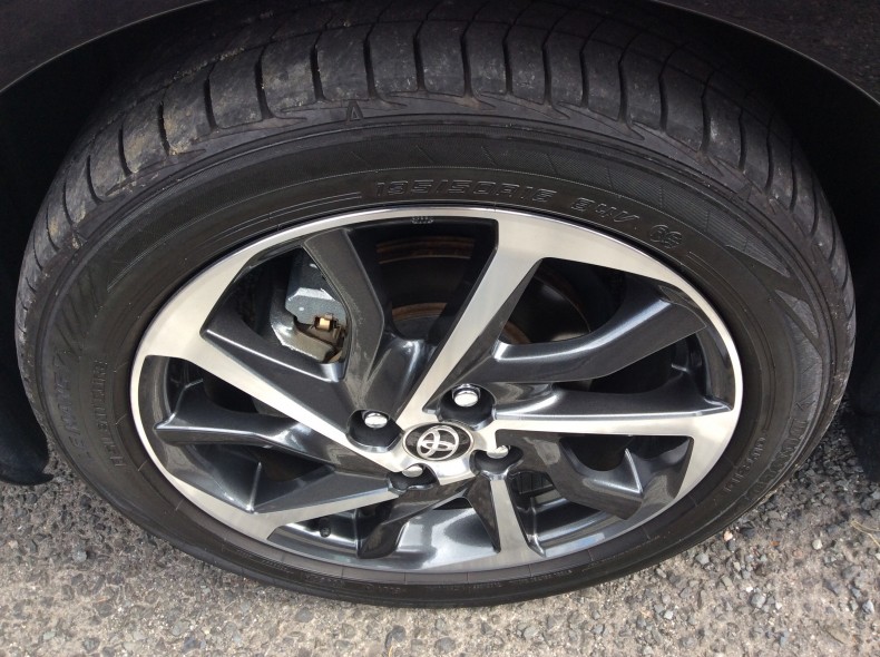 タイヤホイール前