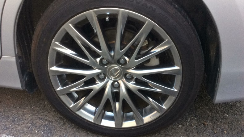 タイヤホイール前