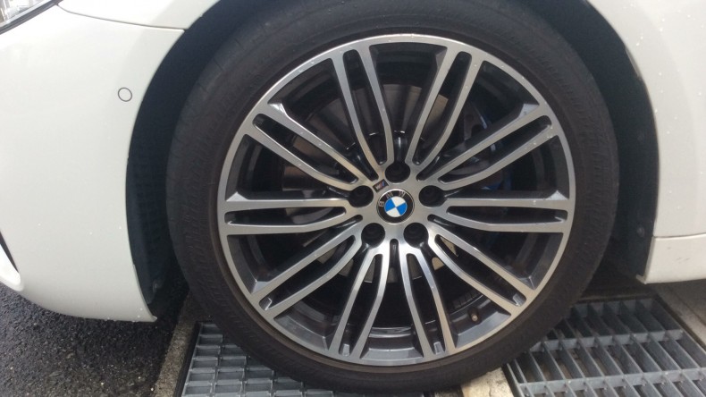 タイヤホイール前