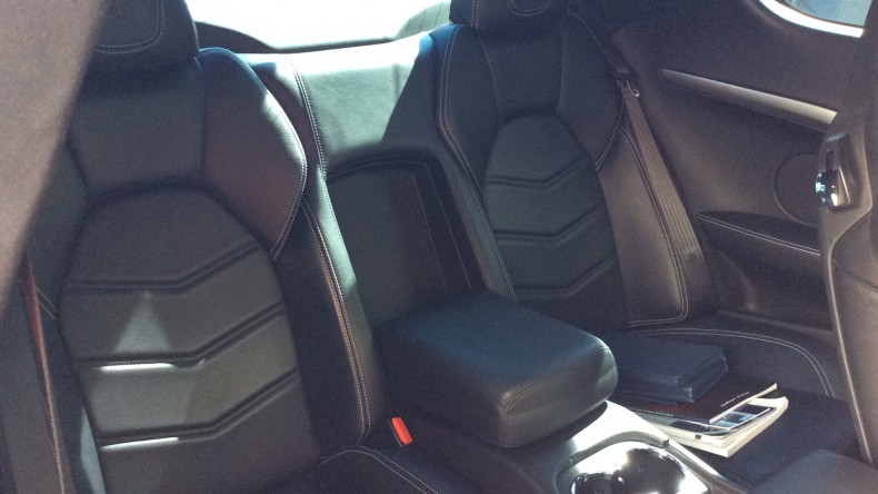 内装後方シート