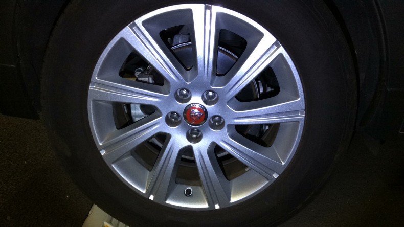 タイヤホイール前