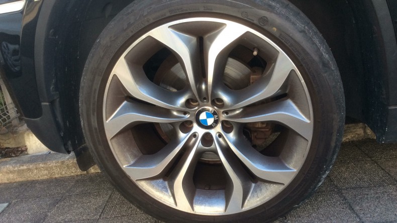 タイヤホイール前