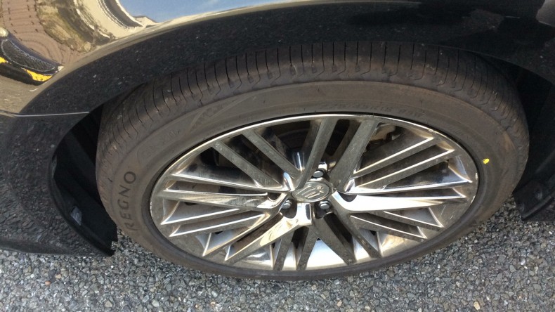 タイヤホイール前