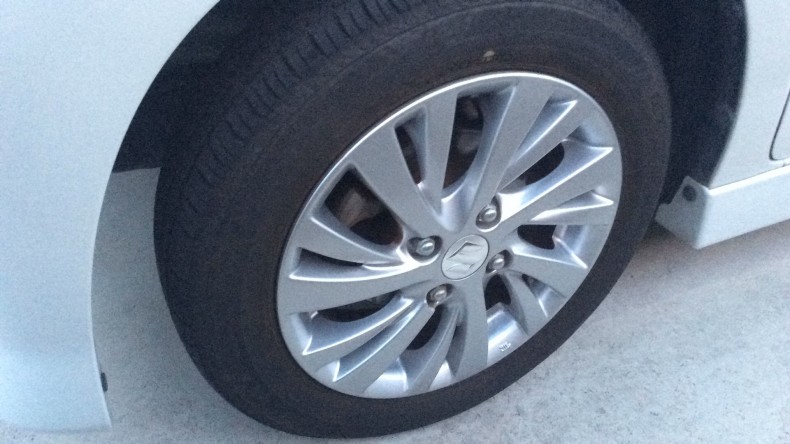 タイヤホイール前