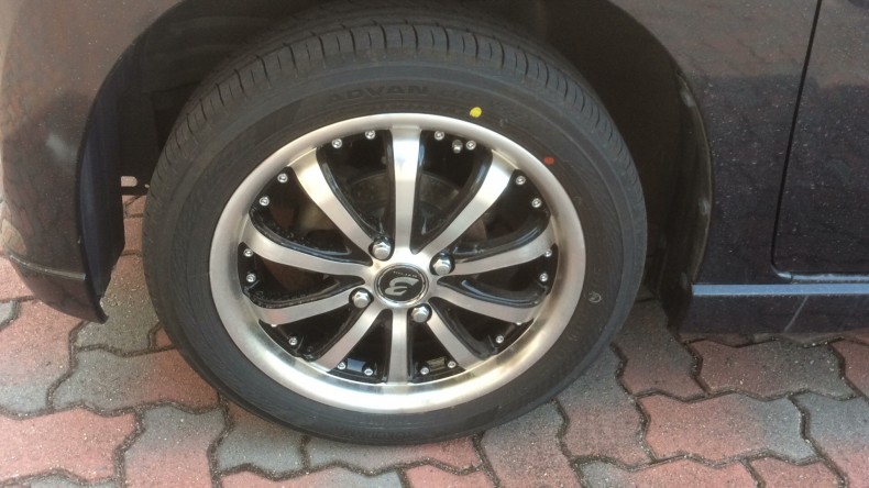 タイヤホイール前