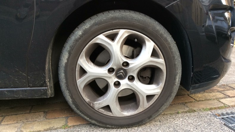 タイヤホイール前