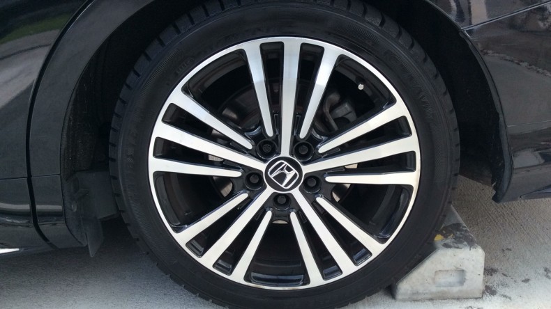 タイヤホイール前