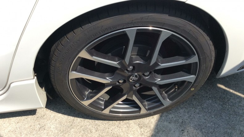 タイヤホイール前